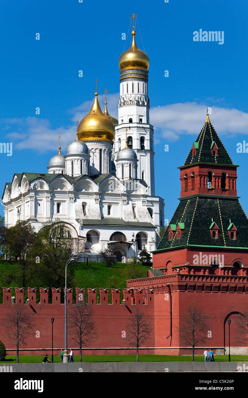 Erzengel-Kathedrale und Ivan die große Glocke im Moskauer Kreml. Moskau. Russland. Stockfoto