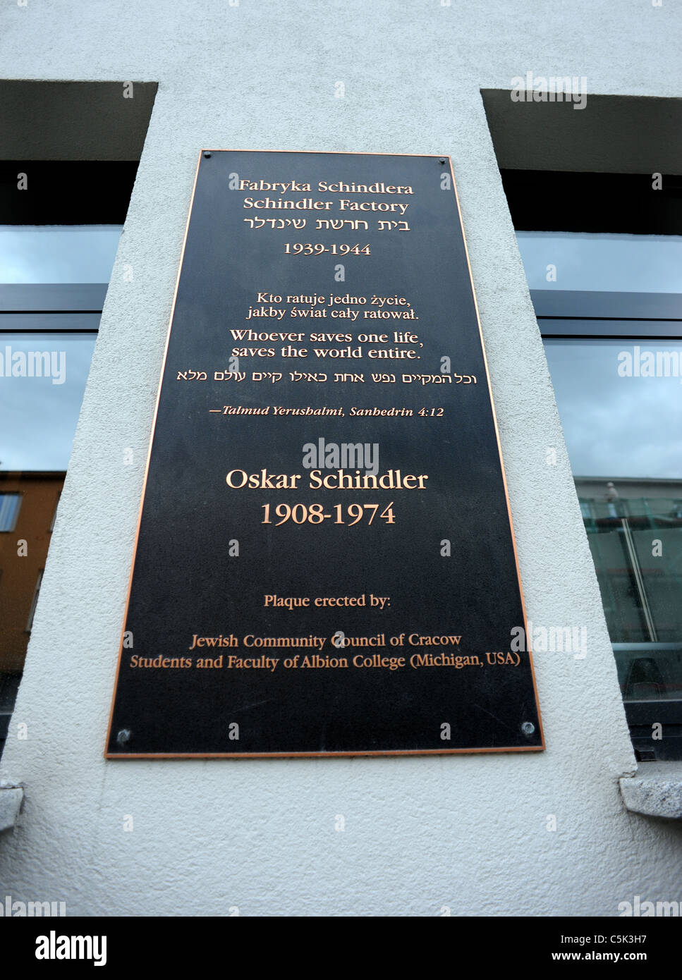 Gedenktafel für Oskar Schindler außerhalb der Schindler-Fabrik in Krakau, ist es heute ein Museum Stockfoto