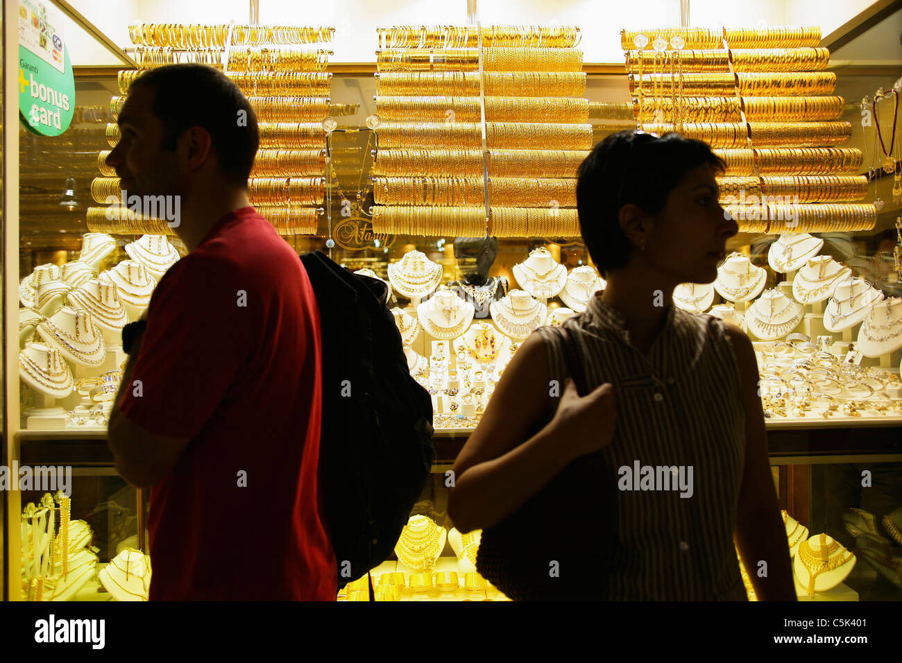 Silhouetten vor Schmuck Schaufenster anzeigen Goldarmbänder, Grand Bazaar Istanbul - Europäische Kulturhauptstadt 2010 Stockfoto