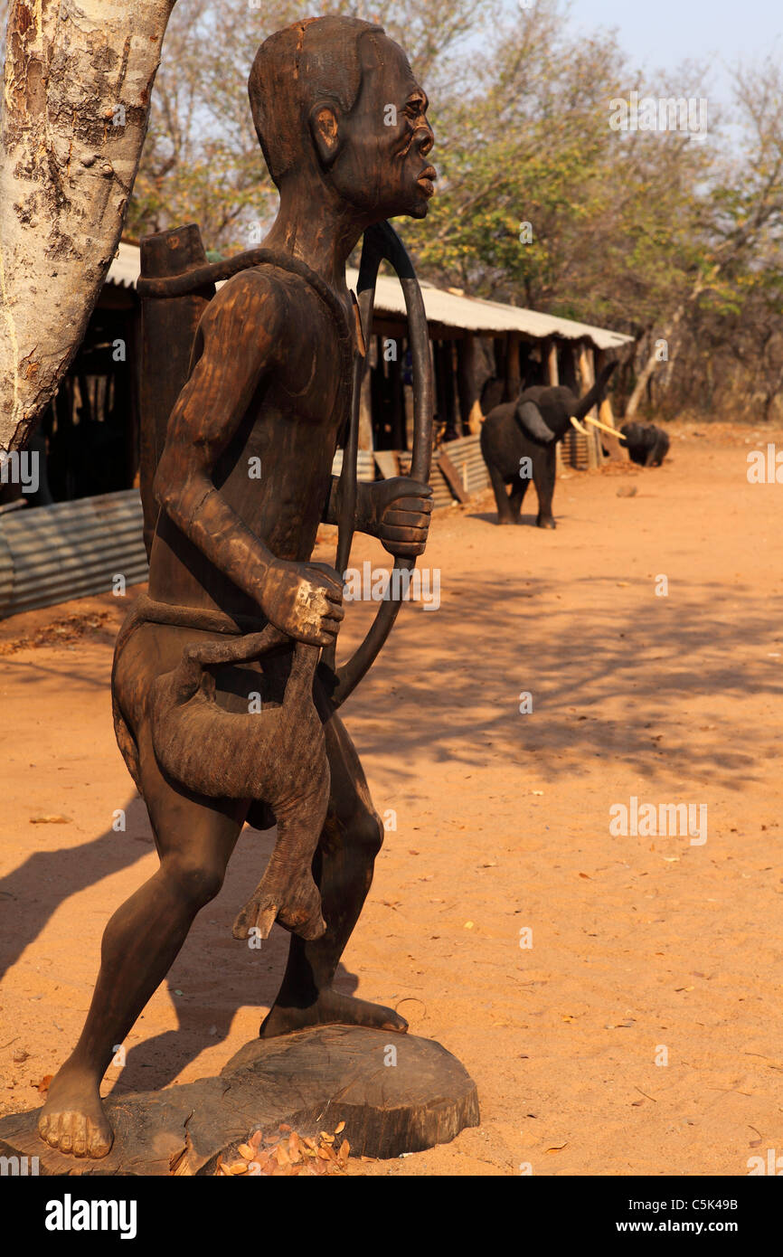 Afrikanischer Jäger Figur im Sundijila Craft Village in Simbabwe, Afrika. Stockfoto