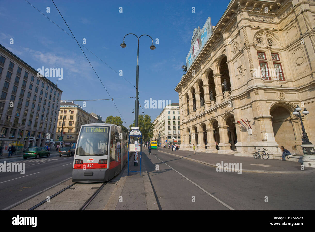 Die Wiener Staatsoper (Wiener Staatsoper) und die Straßenbahn von ULF (Ultra Low Floor), Wien, Österreich Stockfoto