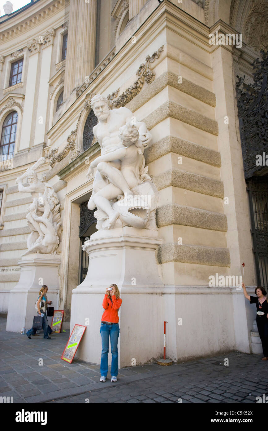 Weibliche Touristen fotografieren am Michaelertor (Michael Gate) der kaiserlichen Hofburg, Wien, Österreich Stockfoto