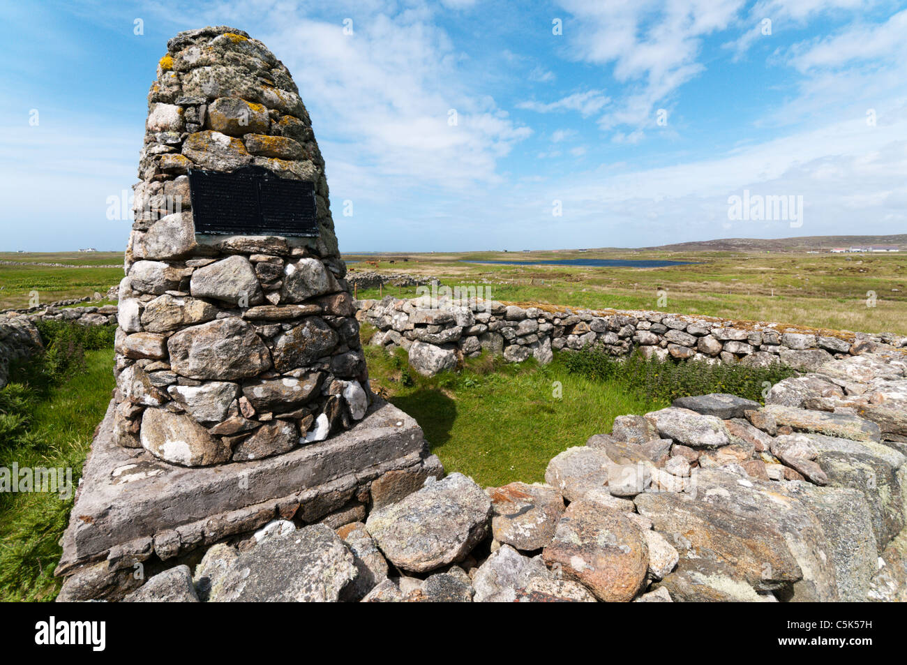 Ein Steinhaufen auf der Hebridean Insel South Uist markiert die Stelle des Geburtshauses von Flora MacDonald die jakobitische Heldin. Stockfoto