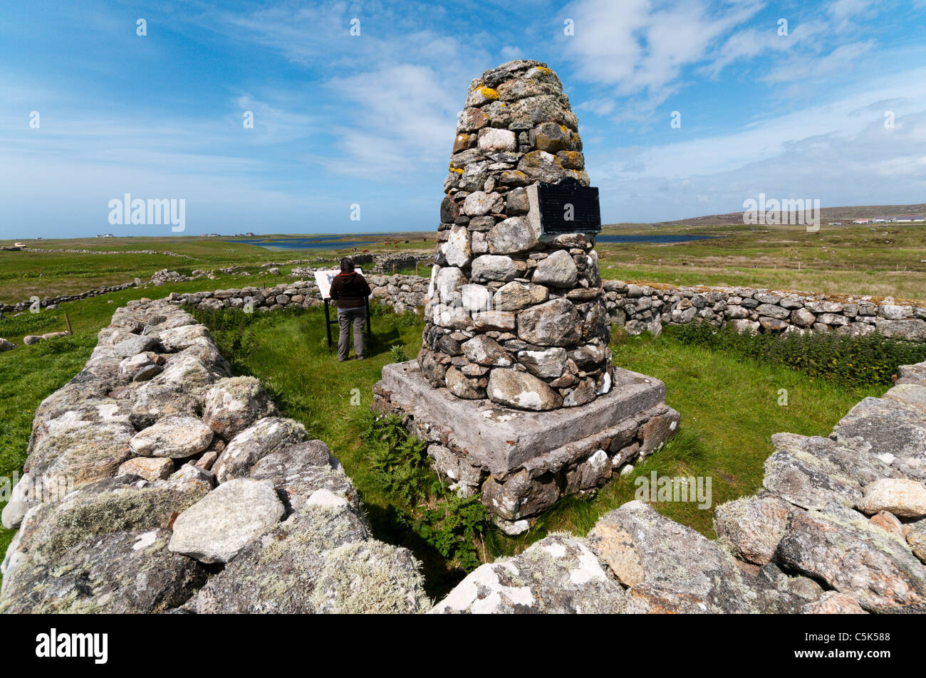 Ein Steinhaufen auf der Hebridean Insel South Uist markiert die Stelle des Geburtshauses von Flora MacDonald die jakobitische Heldin. Stockfoto
