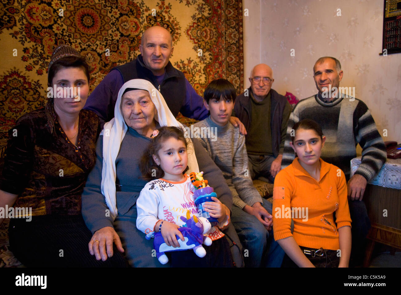 Kasachische Familie türkischer Herkunft, Kasachstan Stockfotografie Alamy