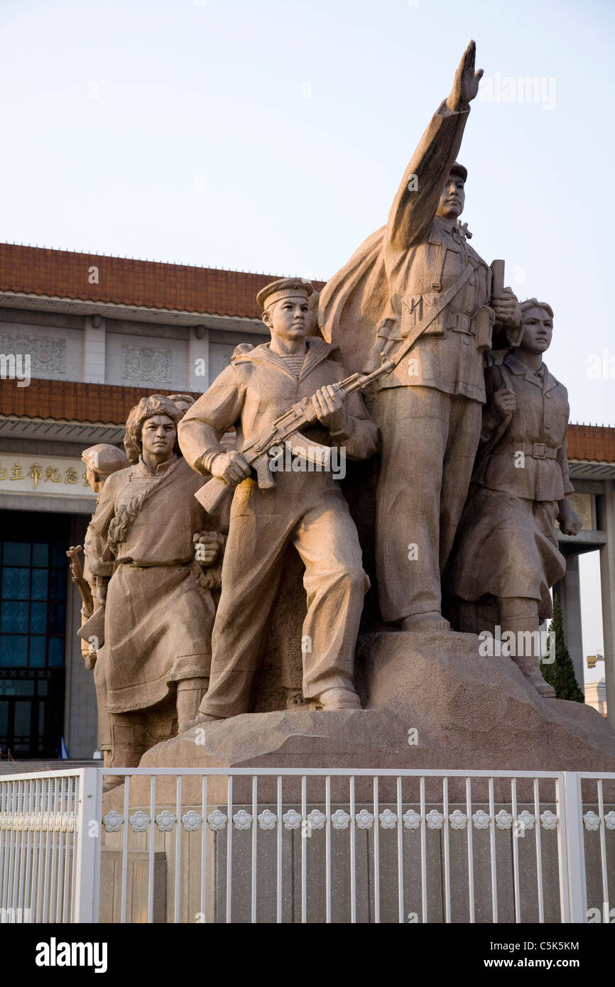 Patriotische und militaristische Statue der marschierenden chinesischen Soldaten vor dem Vorsitzenden Mao Memorial Hall / Mausoleum. Platz Des Himmlischen Friedens, Peking. China. Stockfoto