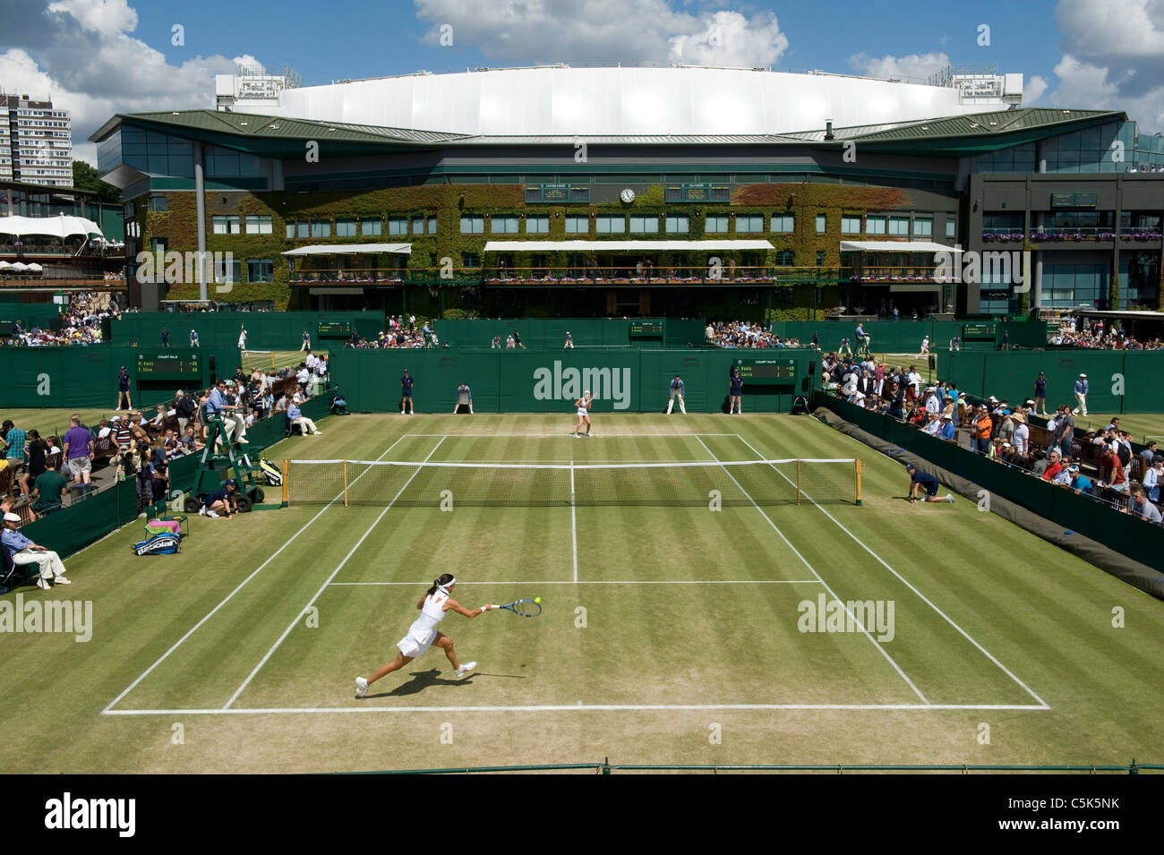 Blick über Court 10 Blick in Richtung Centre Court während der 2011 Wimbledon Tennis Championships Stockfoto