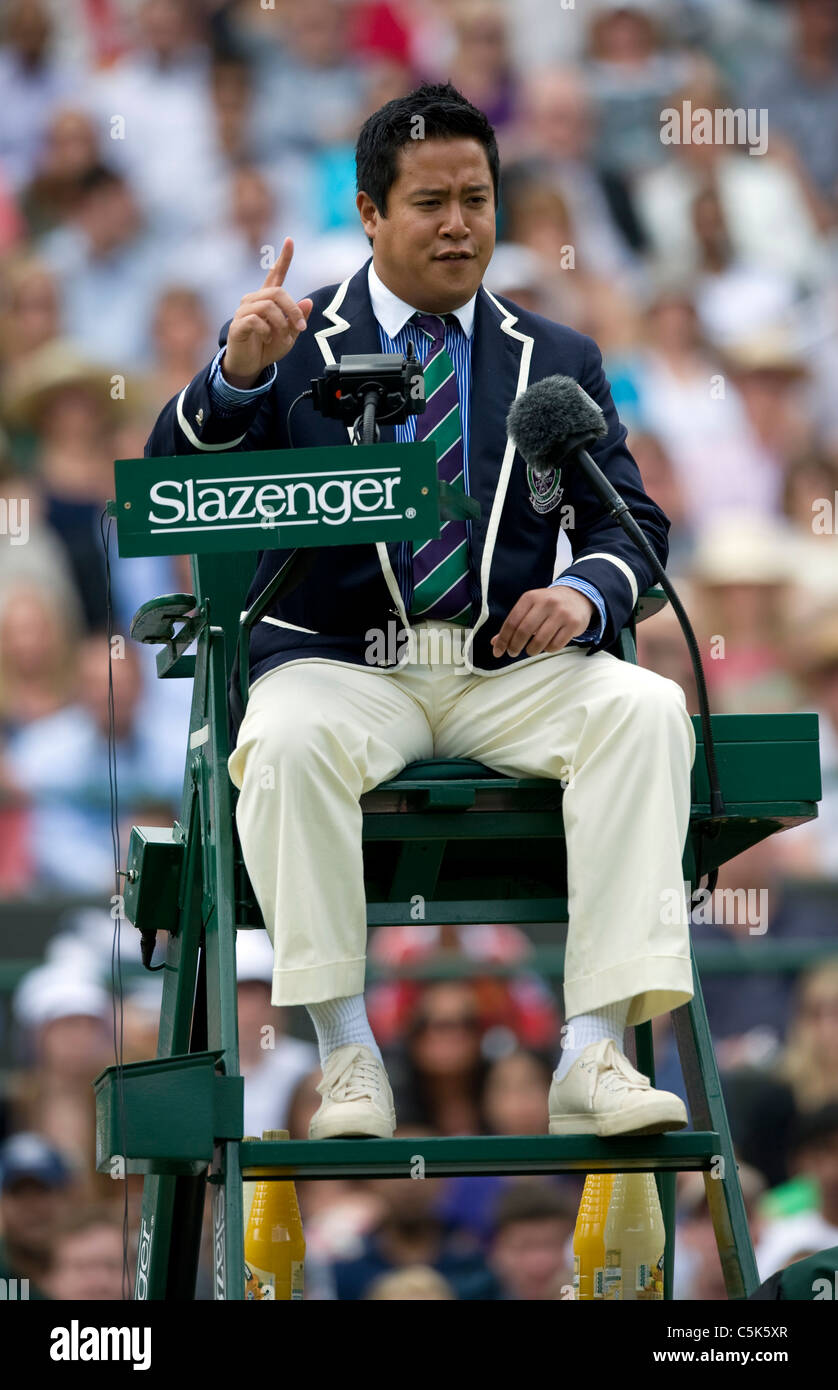 James Keothavong umpiring während der 2011 Wimbledon Tennis Championships Stockfoto