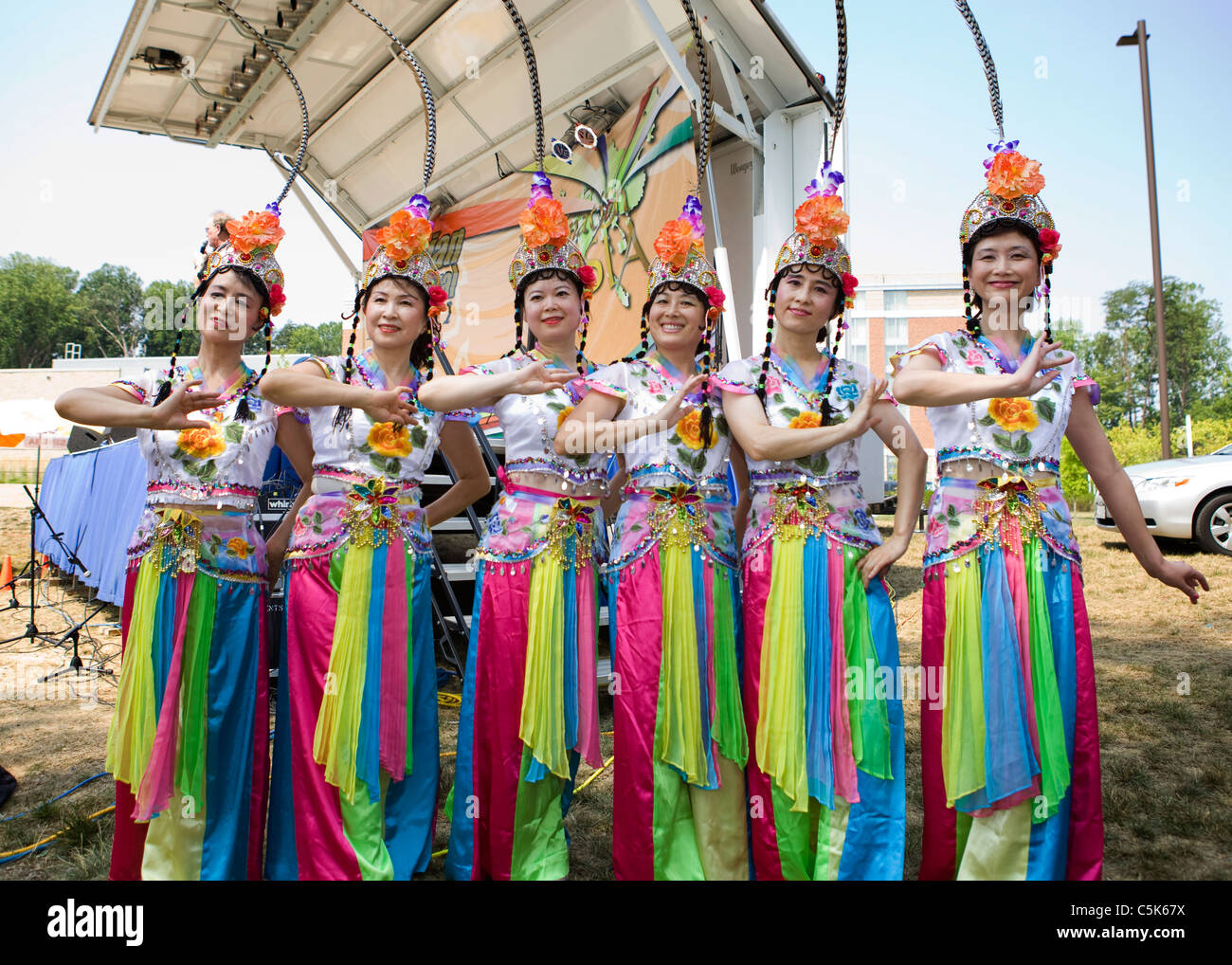 Weibliche chinesische traditionelle Tanzgruppe posieren für ein Foto nach Leistung Stockfoto