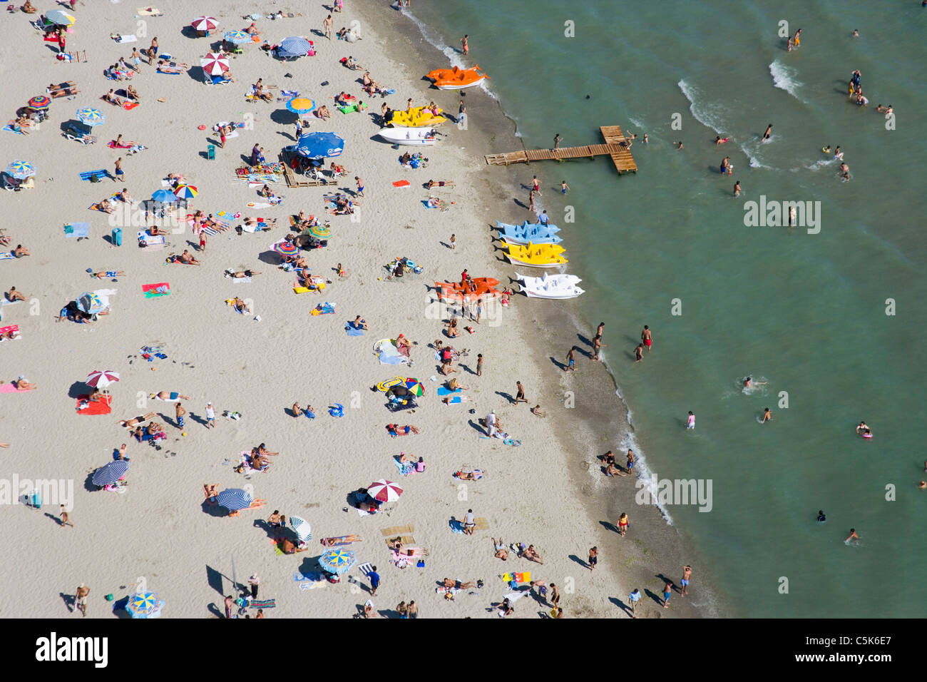 Menschen, die das Strandleben genießen und Schwimmen im Meer, Antenne, Buyukcekmece, südwestlich von Istanbul, Türkei Stockfoto