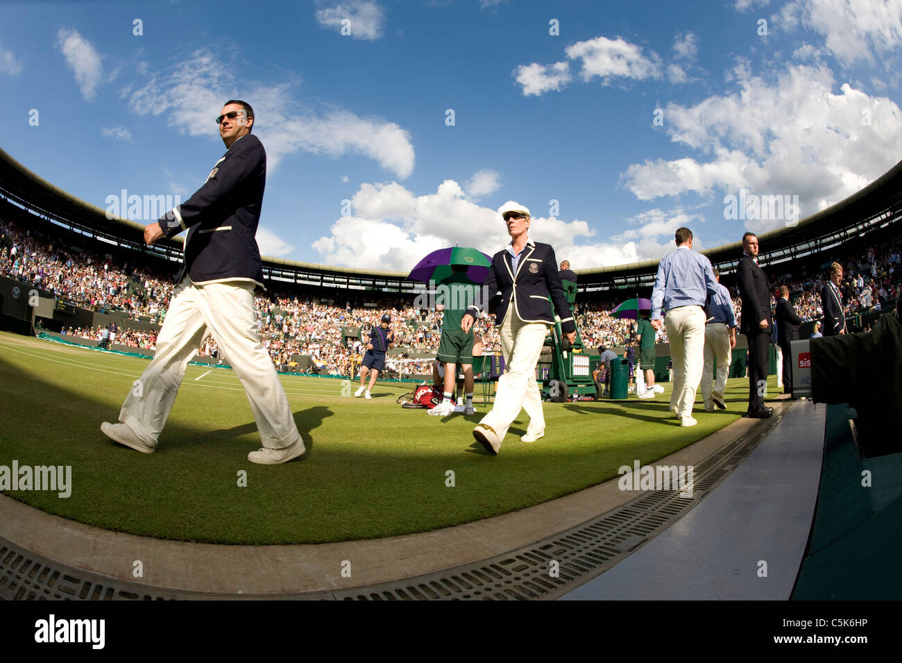 Die Linien Richter gehen auf Court 1 während der 2011 Wimbledon Tennis Championships Stockfoto