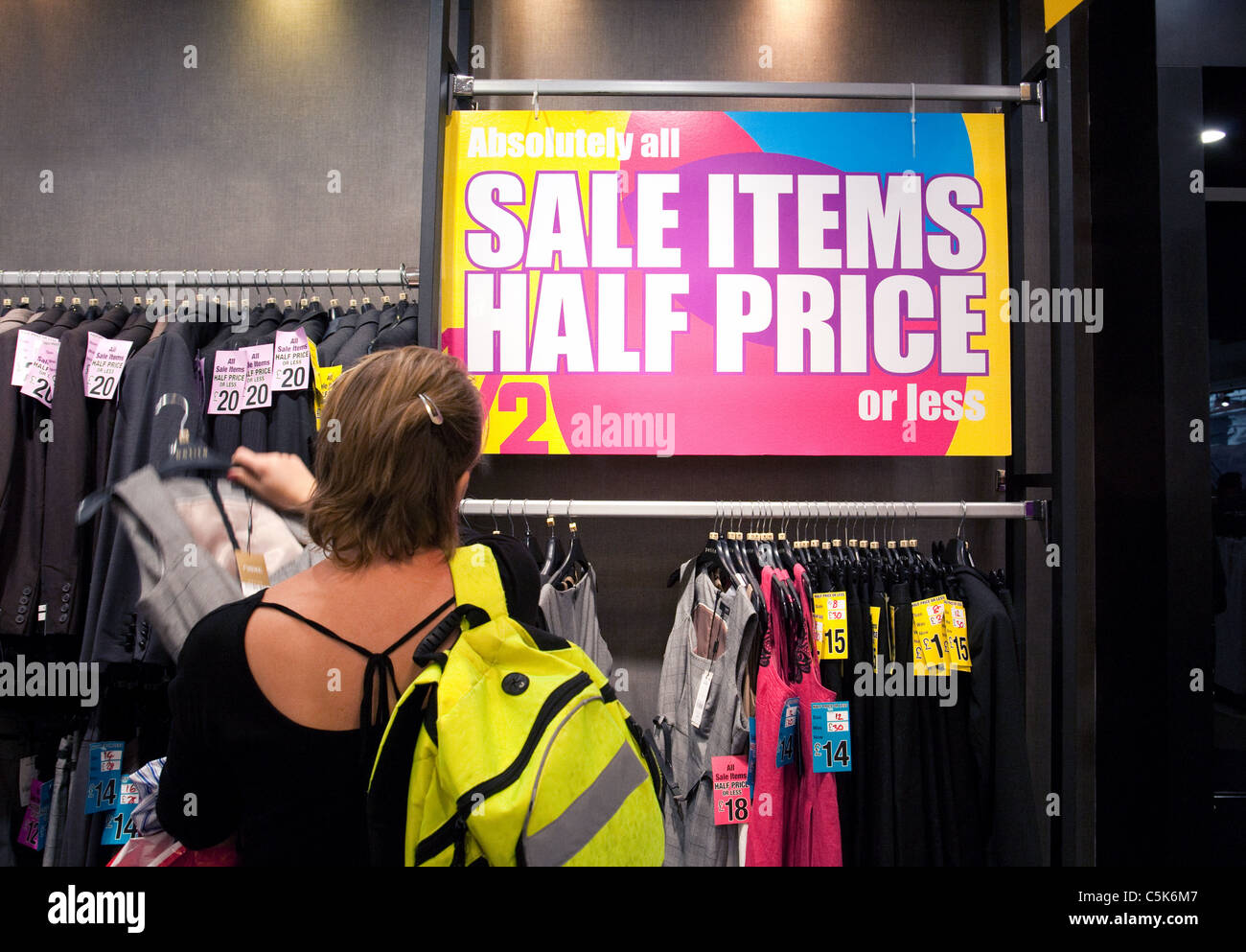 Shopper im nächsten speichern Kleidung verkaufen, Covent Garden London UK Stockfoto