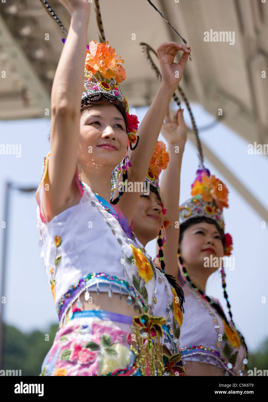 Traditionelle Tänzer chinesische Folk auf der Bühne Stockfoto