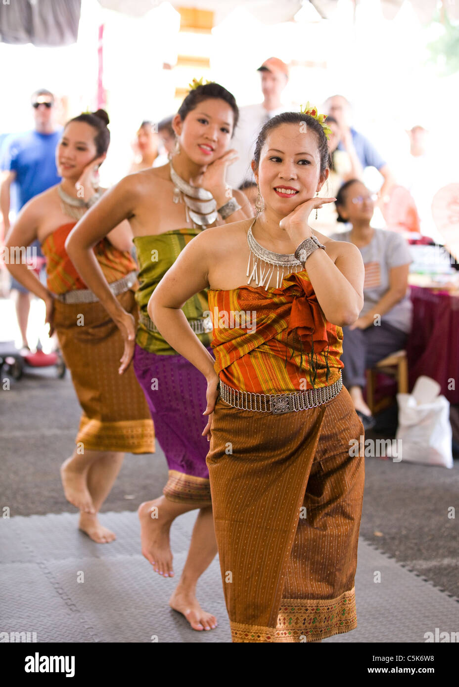 Drei Damen durchführen traditioneller Thai Tanz Stockfoto