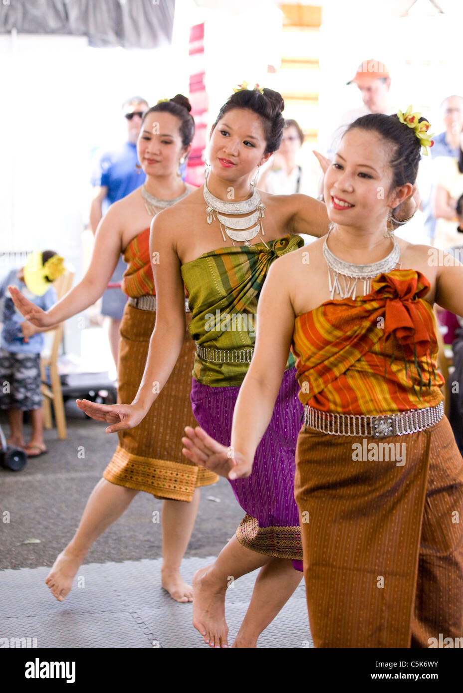 Drei Damen durchführen traditioneller Thai Tanz Stockfoto