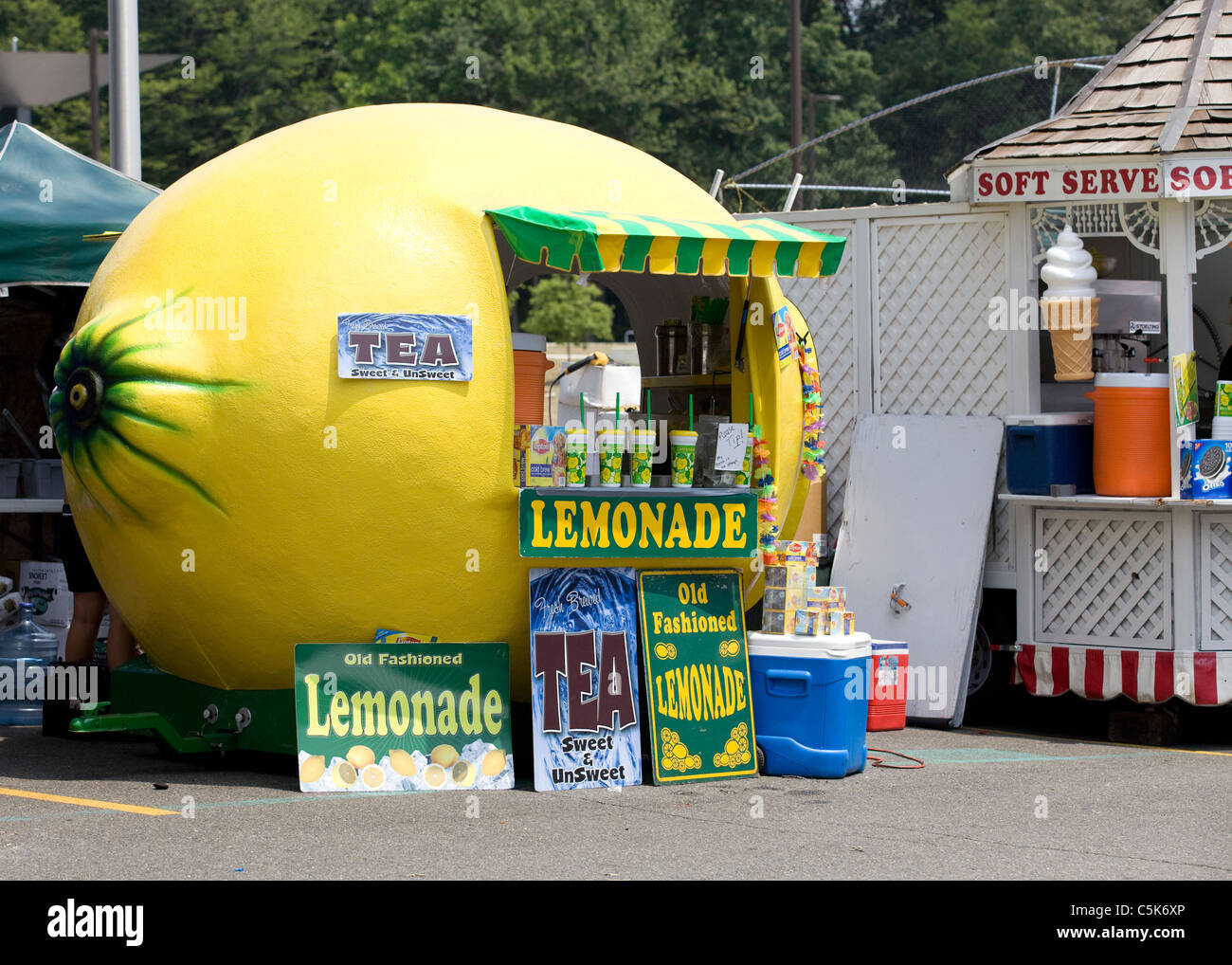 Lemon shaped lemonade stand Fotos und Bildmaterial in hoher Auflösung