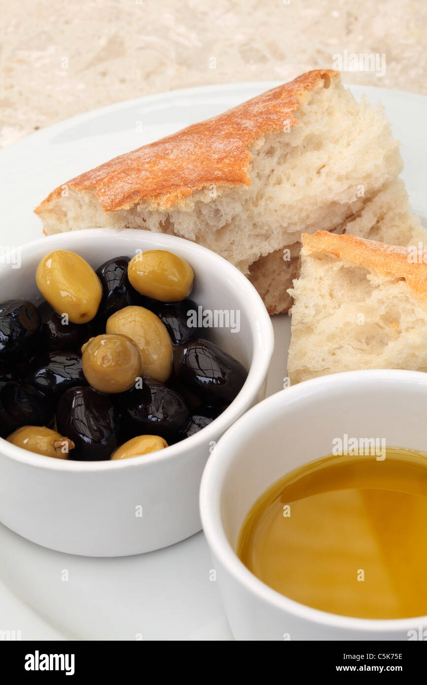 Oliven, Olivenöl und Brot Stockfoto