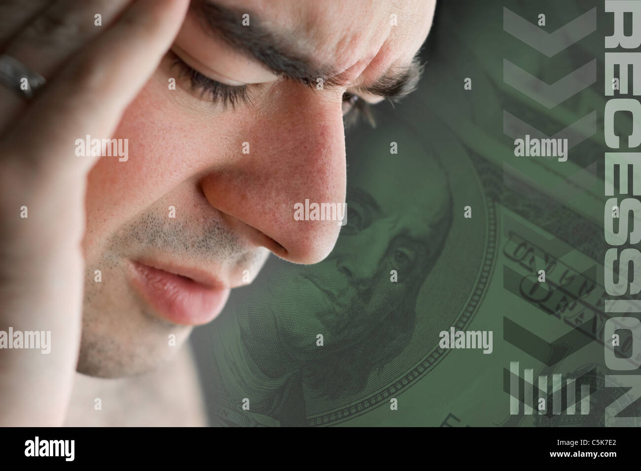 Dieser junge Mann ist Erfahrung intensiver Belastung über eine Zeit des wirtschaftlichen Abschwungs oder andere finanzielle Not. Stockfoto