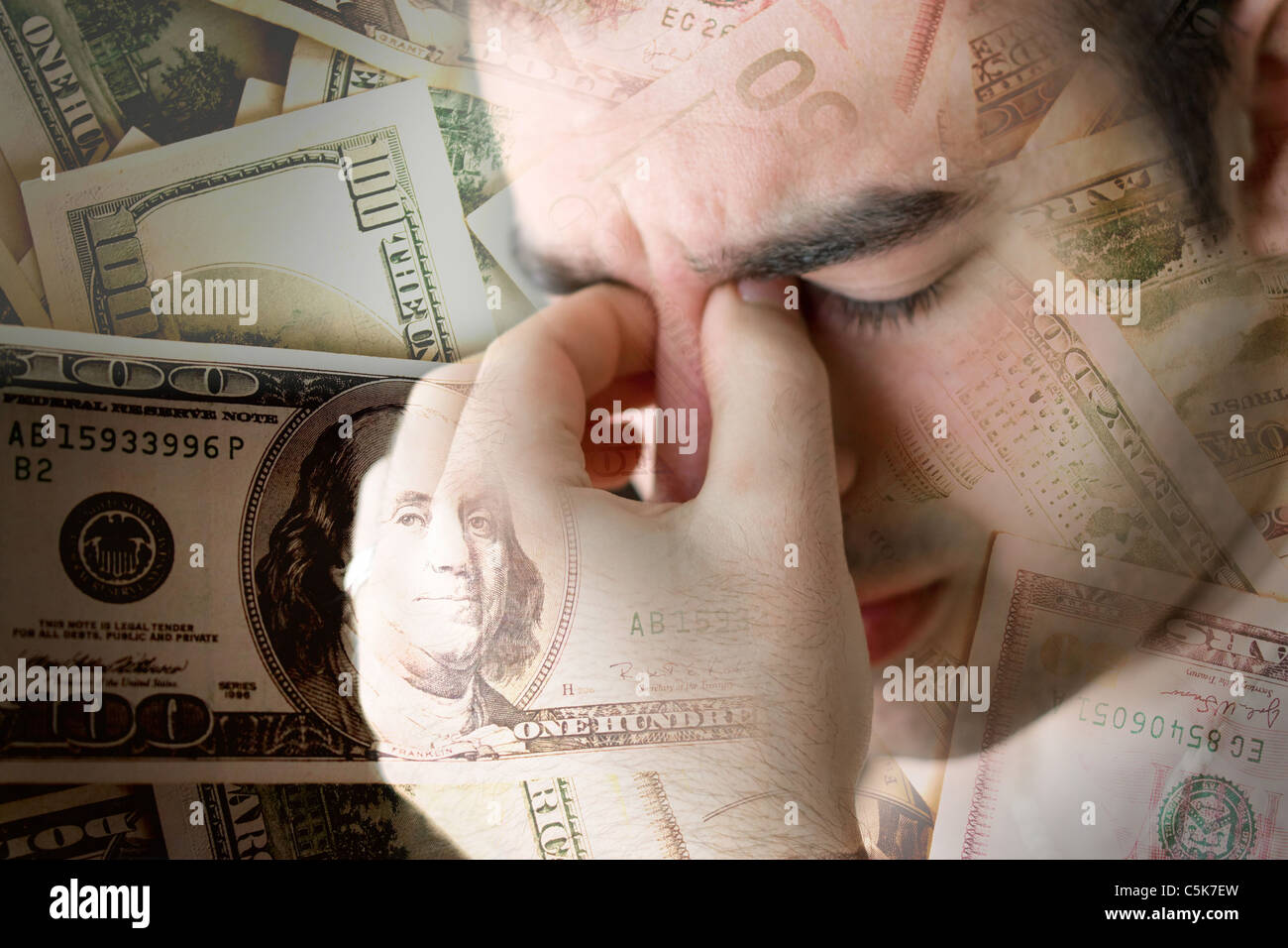 Dieser junge Mann erlebt intensiven Belastung über eine Zeit des wirtschaftlichen Abschwungs oder andere finanzielle Not. Stockfoto