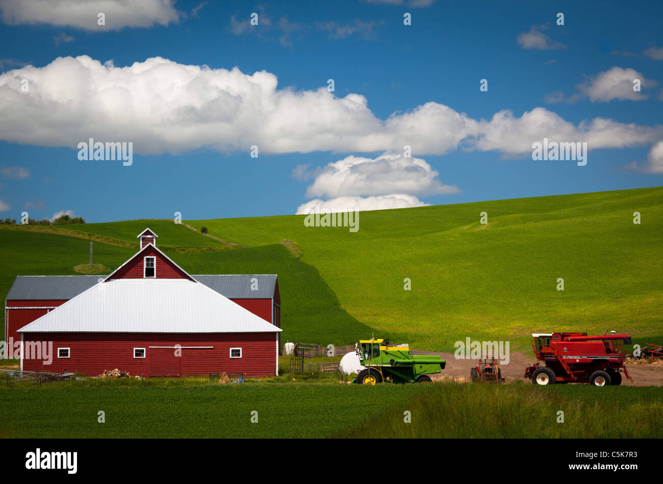 Landwirtschaftliches Gebäude und Maschinen im Bereich landwirtschaftliche Palouse des östlichen US-Bundesstaat Washington. Stockfoto
