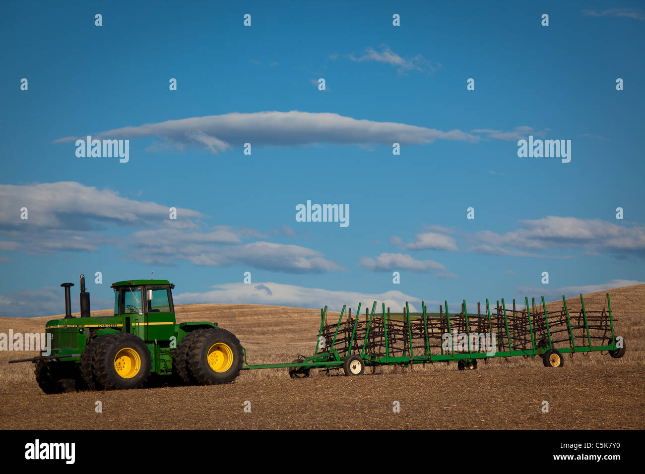 Bauernhof Traktor in der Nähe der Stadt Palouse im landwirtschaftlichen Bereich The Palouse in östlichen US-Bundesstaat Washington. Stockfoto