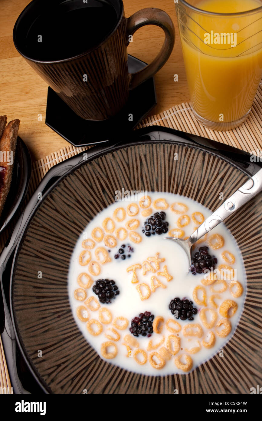 Die Wörter geschrieben TAX DAY aus Brief Getreide Formstücke schwebend in einem Milch gefüllte Müslischale. Stockfoto