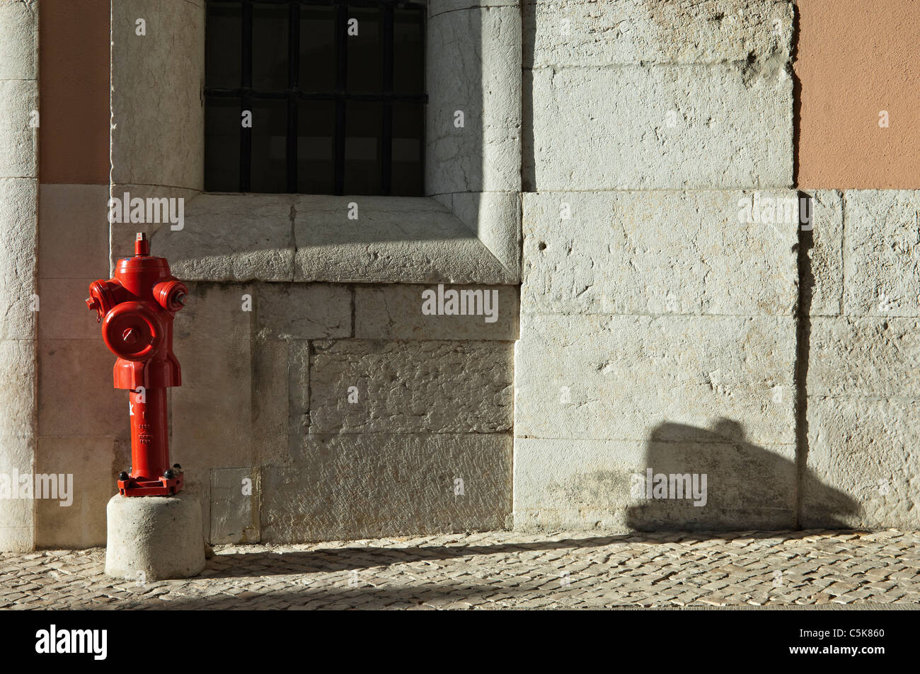 Red Fire Hydrant in einer Straße von Lissabon, Portugal Stockfoto