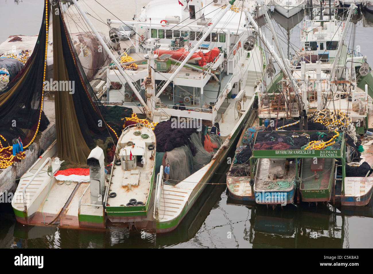 Luftaufnahme von vertäuten Fischerbooten, Buyukcekmece, Istanbul, Türkei Stockfoto