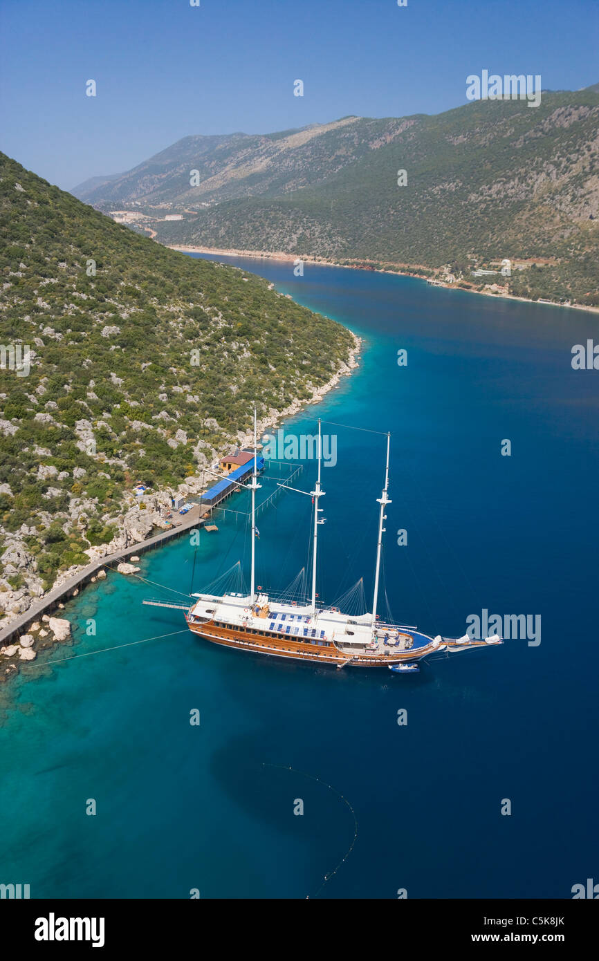 Luftaufnahme der türkischen Gulet Yacht auf blaue Reise, Türkei, Kas, Antalya, Türkei Stockfoto