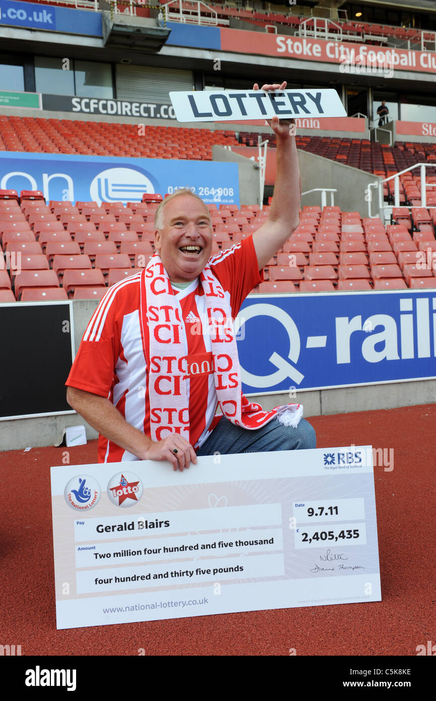 Stoke City Fußballfan Gerald Blairs feiert seine £2.405.435 Lottogewinn Stockfoto