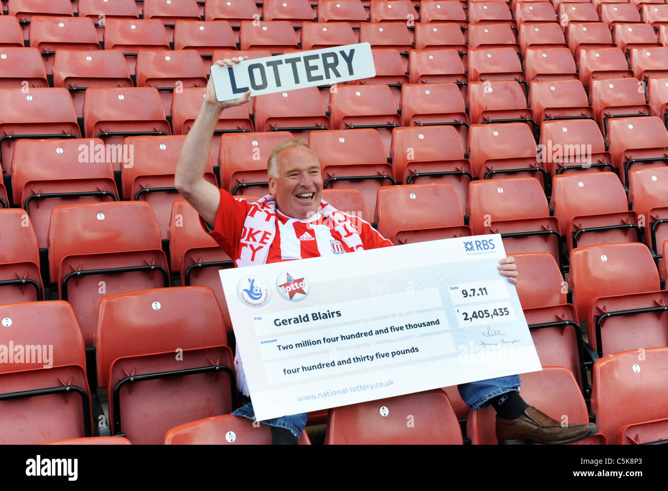 Stoke City Fußballfan Gerald Blairs feiert seine £2.405.435 Lottogewinn Stockfoto