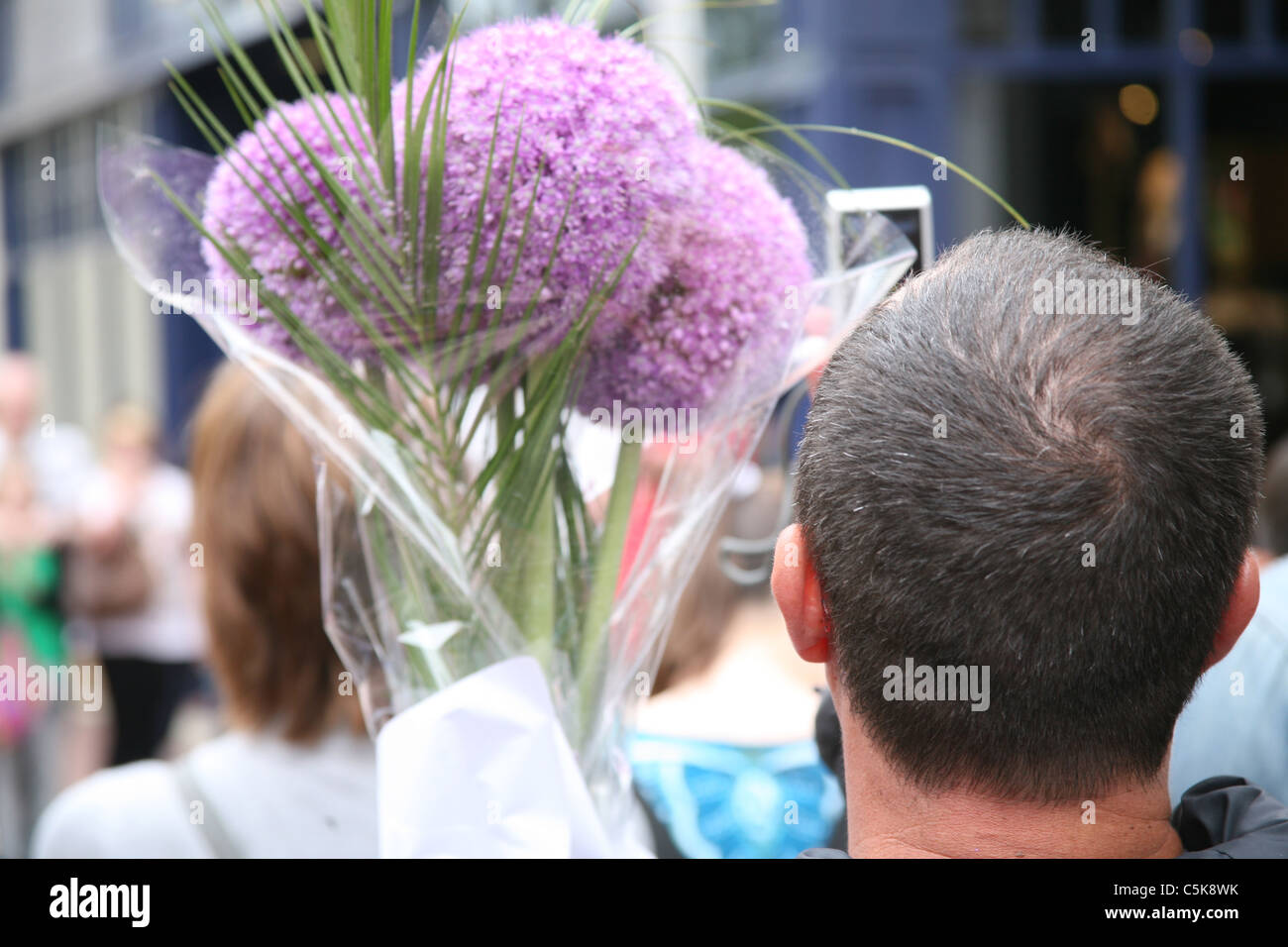 Mann trägt einen Blumenstrauß auf der Grafton Street Dublin Irland Stockfoto