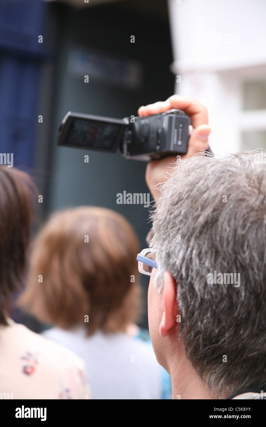 Touristische Videoing Straßenmusikanten auf Grafton Street Dublin Irland Stockfoto