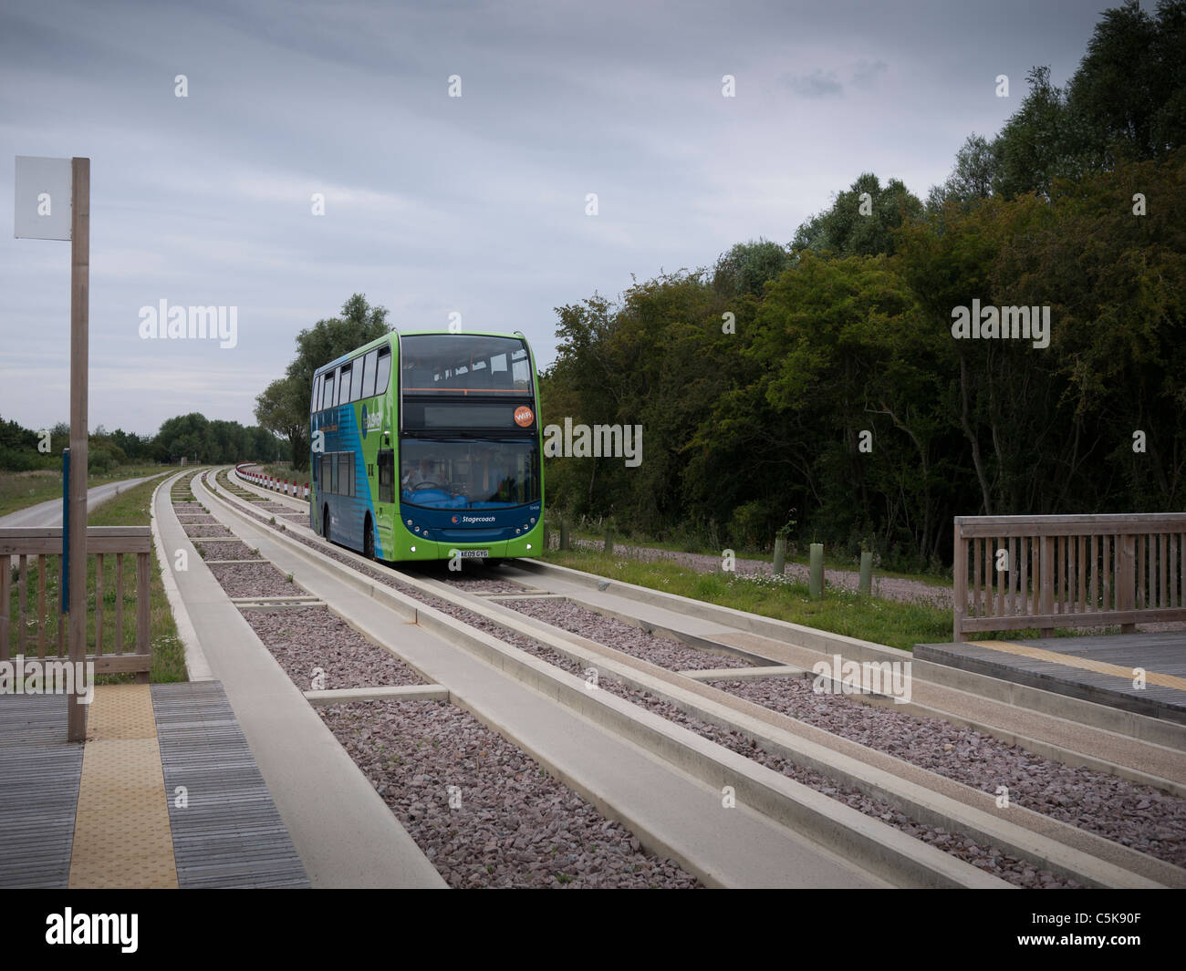 Geführte Bus auf der Cambridge nach St Ives geführte Schienenverteiler Stockfoto