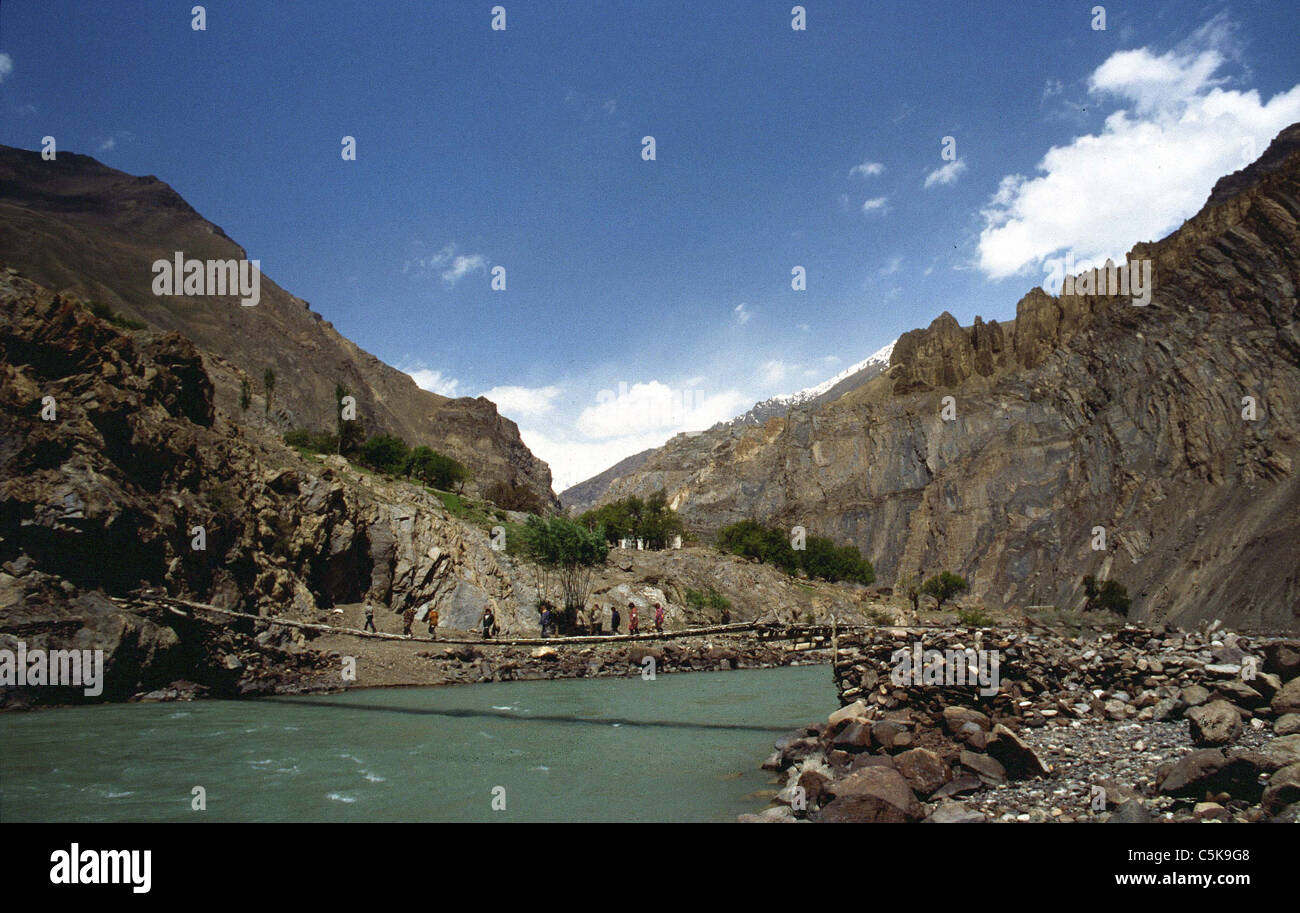 Pamir-Gebirge, Tadschikistan. Dorfbewohner überqueren Sie eine Brücke über einem Nebenfluss des Flusses (Oxus) an der Aral-See mündet. Stockfoto