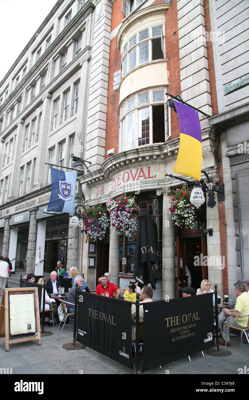 Die ovale traditionelle irische Bar auf Abbey Street in Dublin Irland Stockfoto