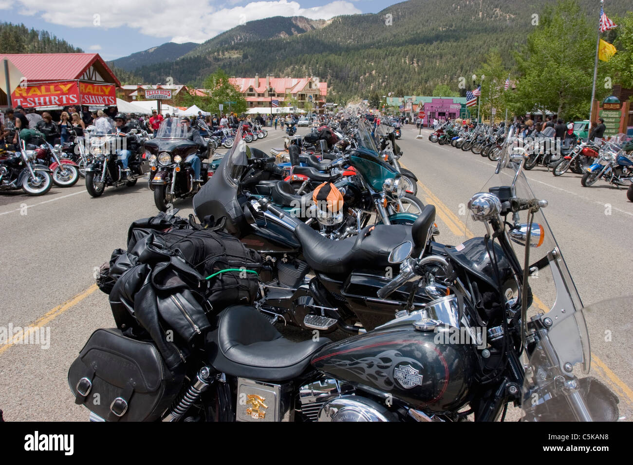 Motorradfahrer und geparkte Fahrräder am Memorial Day Stockfoto