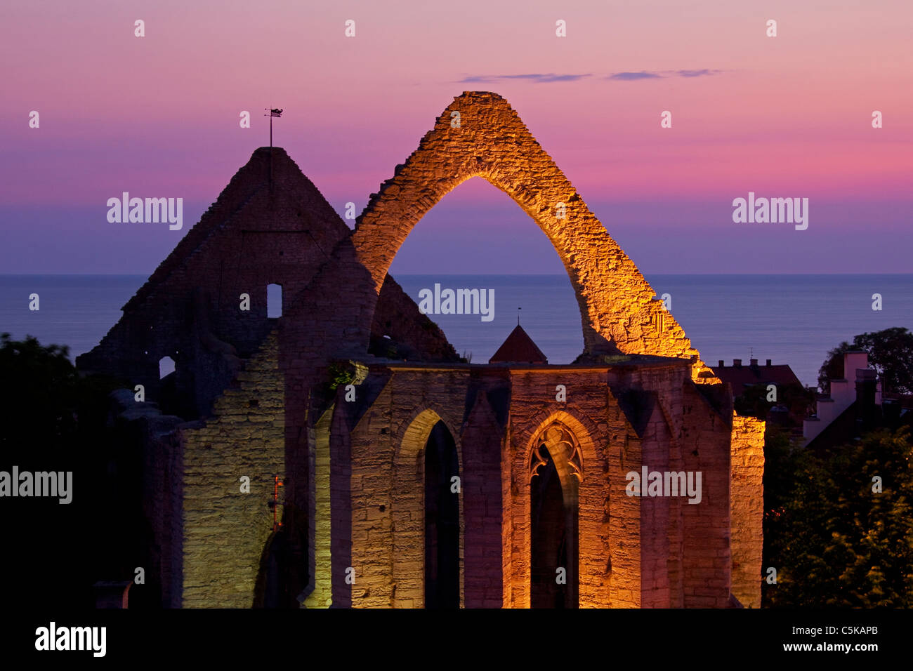 Ruine der St. Katarina / Sankta Katarina Kirche bei Sonnenuntergang, Visby, Insel Gotland, Schweden Stockfoto