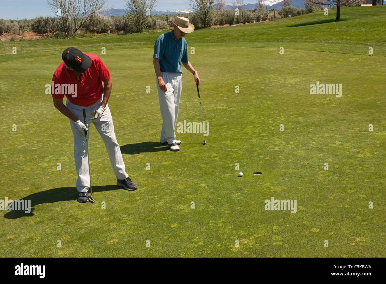 Zwei Golfer bewerten einen Schuss, Taos Country Club Stockfoto