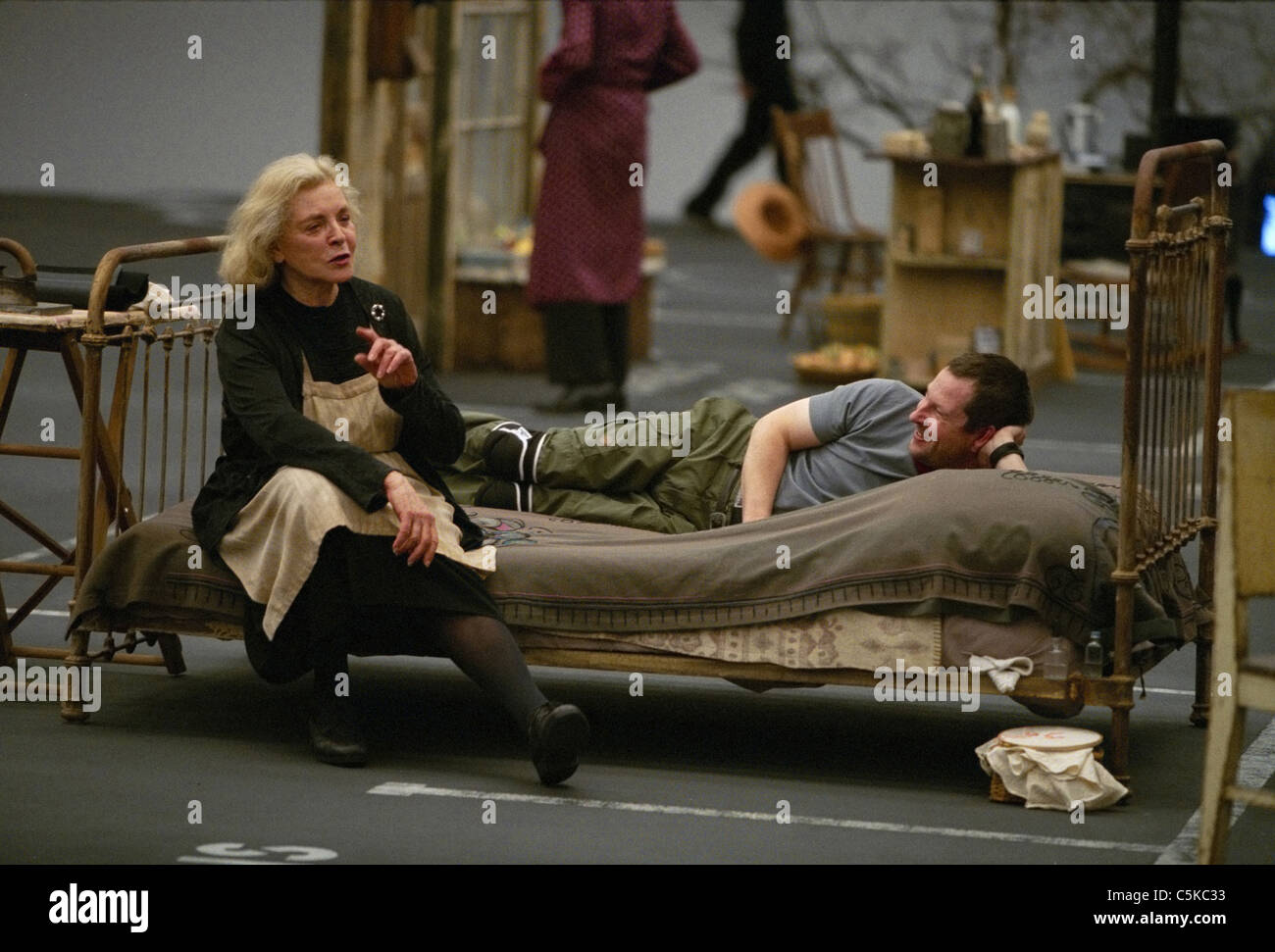 Dogville Jahr: 2003 Dänemark Regie: Lars von Trier Lars von Trier, Lauren Bacall schießen Bild Stockfoto