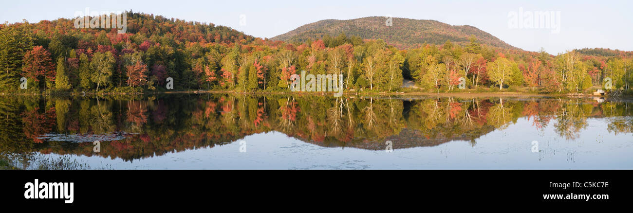 Herbst farbige Bäume spiegeln sich in einem ruhigen See. Stockfoto