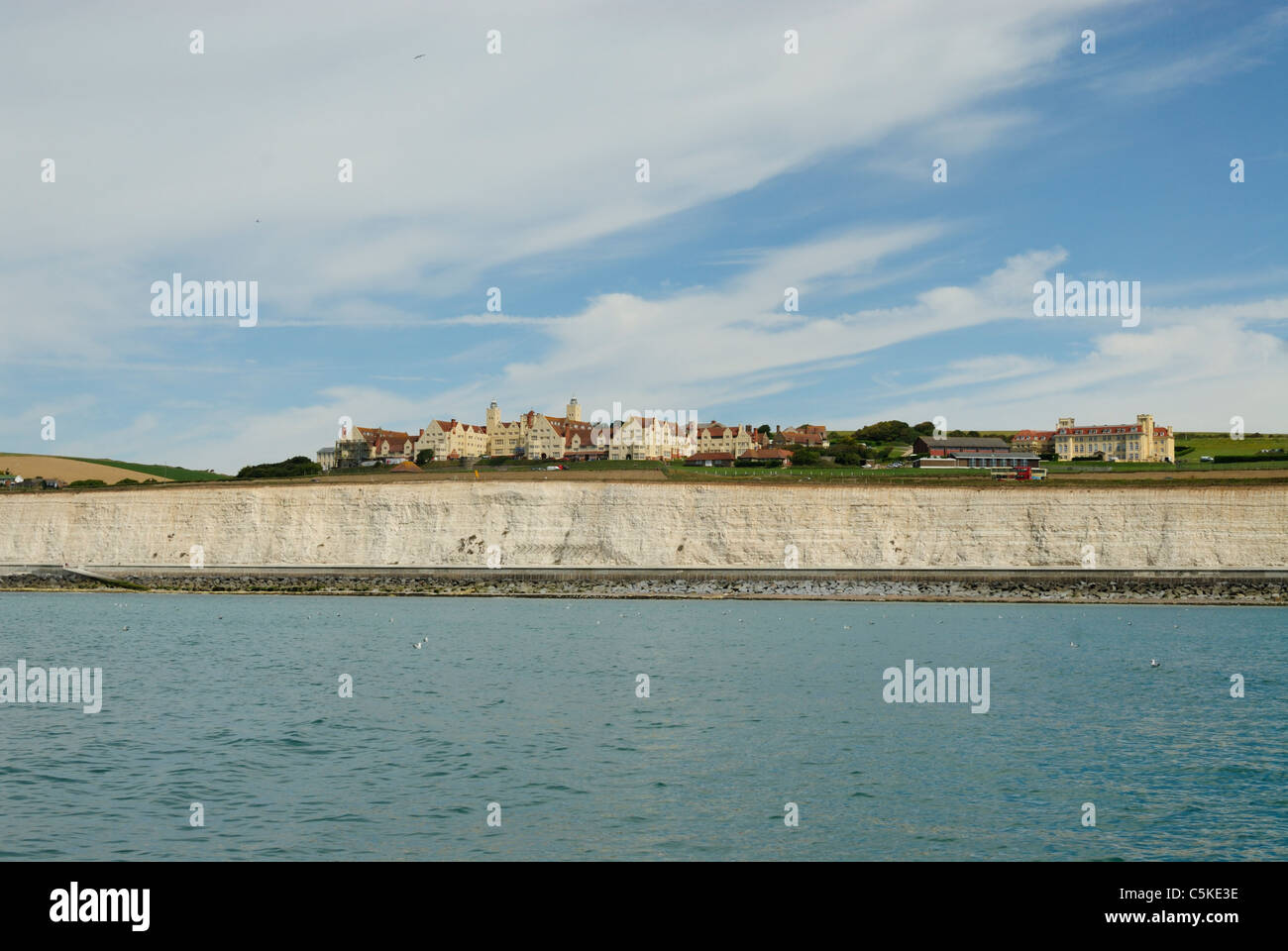 Roedean Mädchenschule in Sussex, England, betrachtet aus dem Meer. Stockfoto