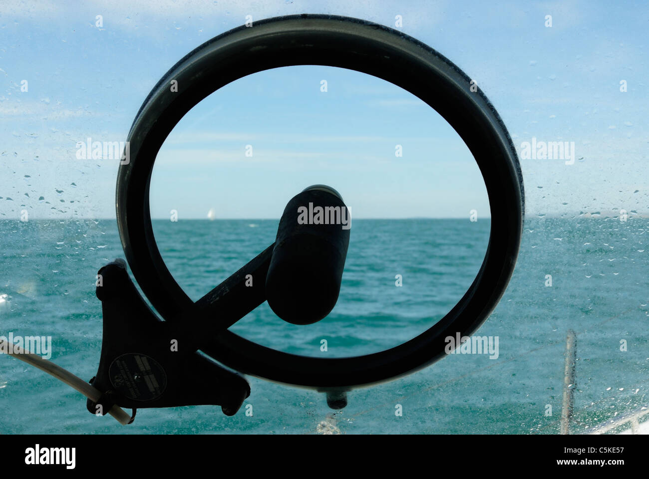 Ein Kent "Freie Sicht" Bildschirm drehen Boot-Windschutzscheibe, die größere Sichtbarkeit bei rauer See ermöglicht. Stockfoto