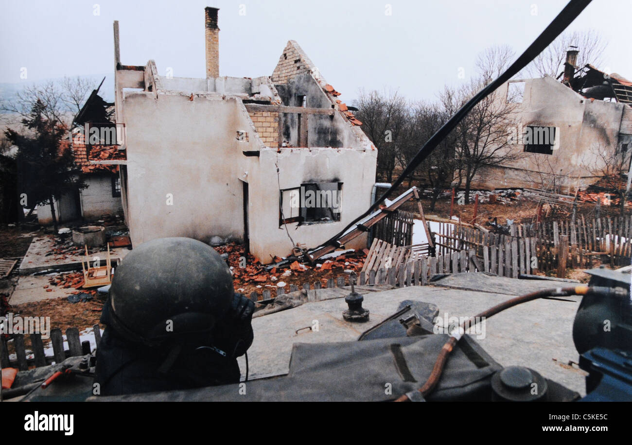 Eine Queen Royal Hussars Tank Patrouille auf Friedenssicherungaufgaben stößt ein ethnisch gesäuberten serbischen Dorf Europas Stockfoto