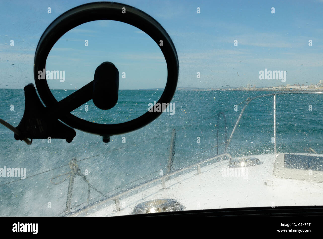 Eine Kent Ansicht Vollbild, rotierende Boot-Windschutzscheibe, die größere Sichtbarkeit bei rauer See ermöglicht. Stockfoto