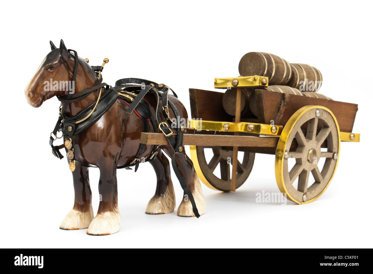 Vintage Beswick Porzellan Shire Pferd ziehen Karren mit Bierfässern Stockfoto