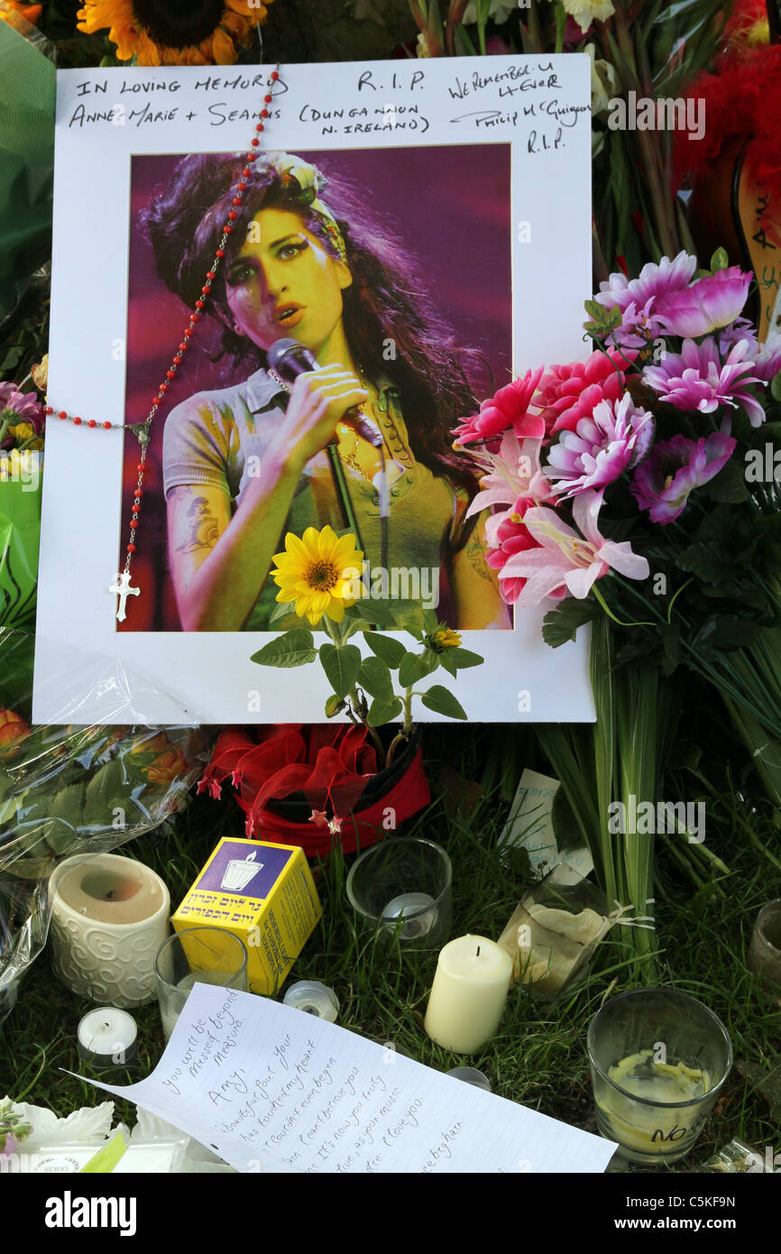 Schrein mit Blumen und Noten außerhalb der verstorbenen Sängerin Amy Winehouse Camden Haus in London, links von den Fans nach ihrem Tod Stockfoto