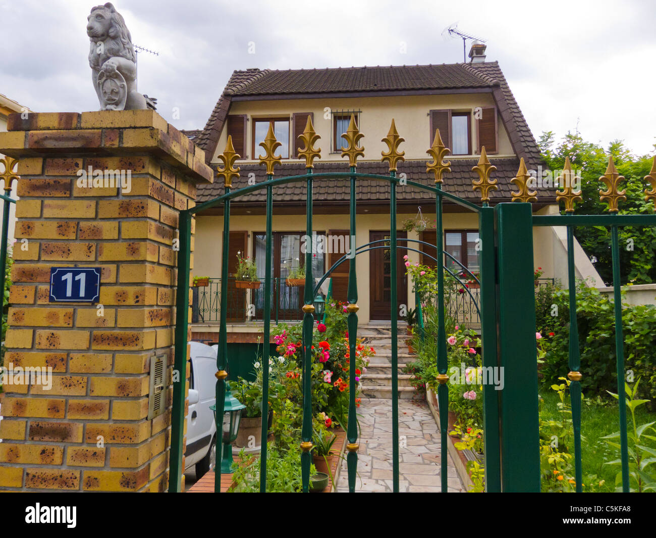 Creteil, Frankreich, Einfamilienhaus, Ferienhaus in Pariser Vororten, Eingangstor, geschlossener Zaun, frankreich Vorstadtwohnhaus Stockfoto