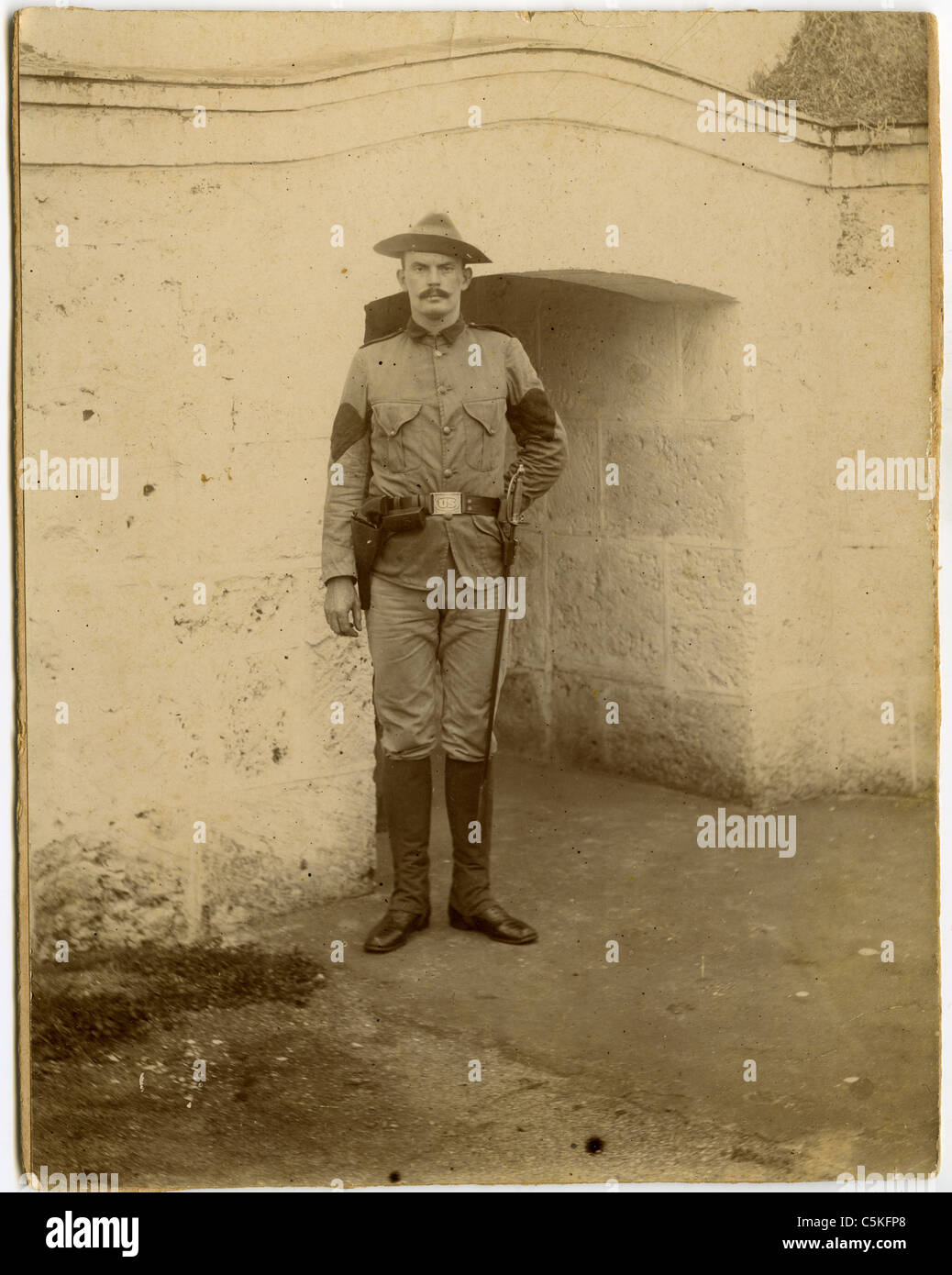 Spanisch-Amerikanischen Krieg Soldaten in Manila, Philippinen-Porträt. einheitliche Pistole Gewehr 45 Kaliber 8. Infanterie Stockfoto