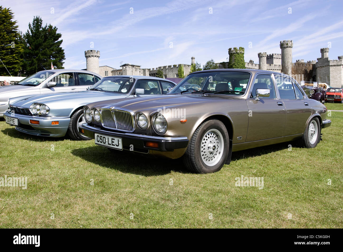 Klassische Jaguar-Limousinen und Sportwagen in einem Classic Car Show in Nord-Wales. Stockfoto